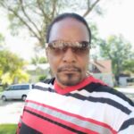 portrait-mature-man-wearing-sunglasses-city_1048944-29433967